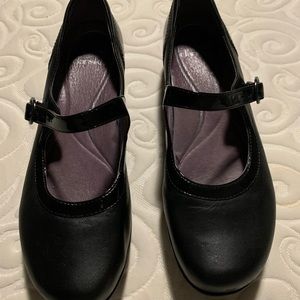 Dansko Mary Jane’s size 42 in black.